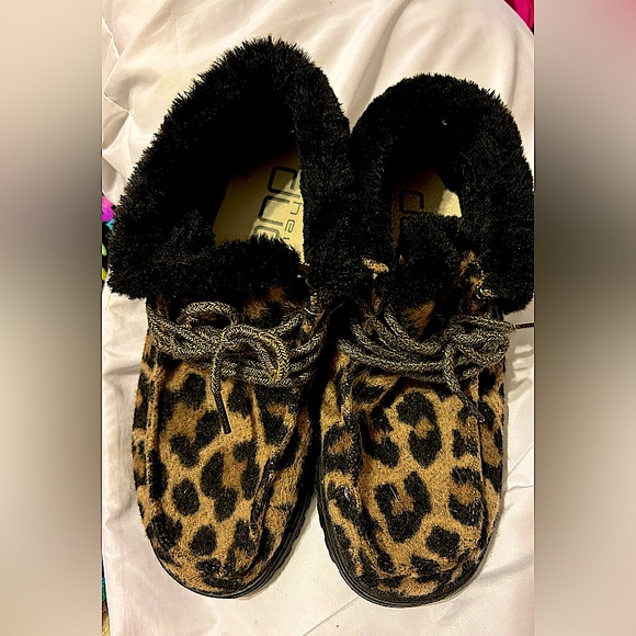 Women’s size 7 cheetah print HeyDudes. - Picture 1 of 2